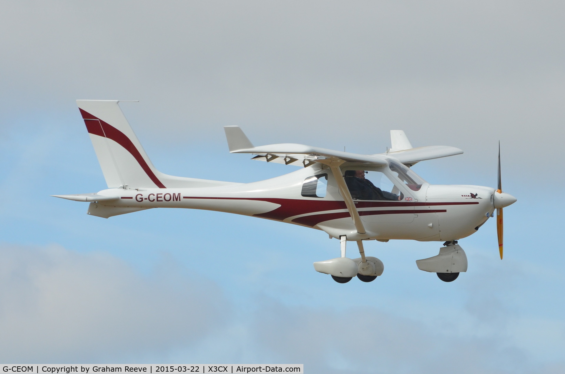 G-CEOM, 2007 Jabiru UL-450 C/N PFA 274A-14455, Landing at Northrepps.