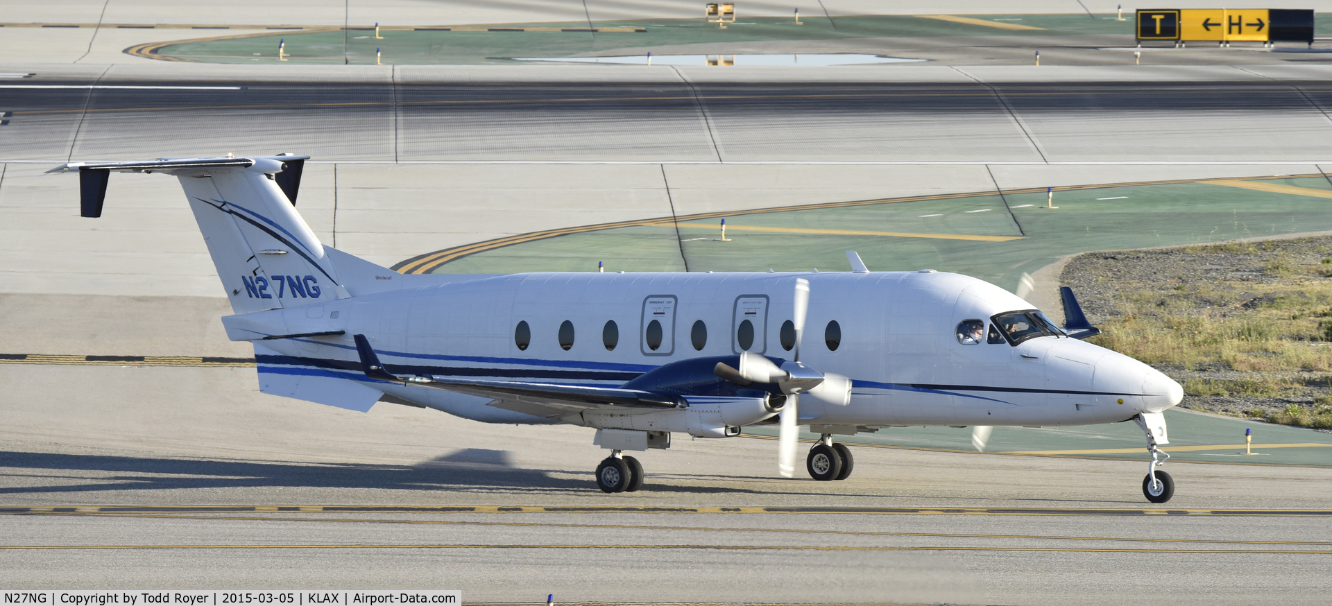 N27NG, 1999 Beech 1900D C/N UE-382, Taxiing to parking at LAX