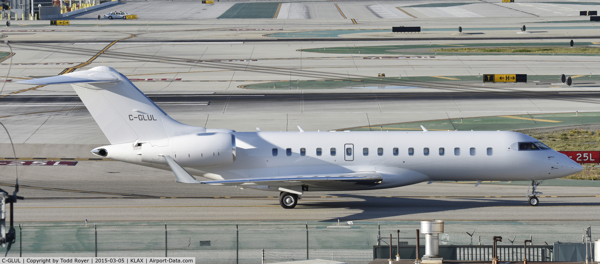 C-GLUL, 2007 Bombardier BD-700-1A10 Global Express C/N 9264, Taxiing to parking at LAX