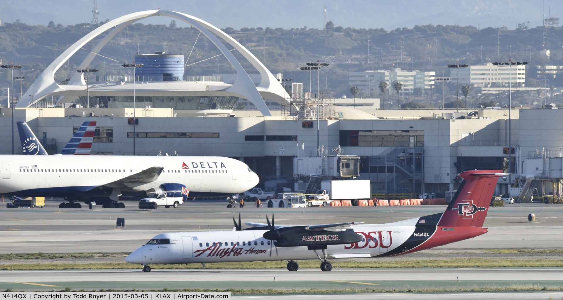 N414QX, 2002 Bombardier DHC-8-402 Dash 8 C/N 4061, Arrived at LAX on 25L