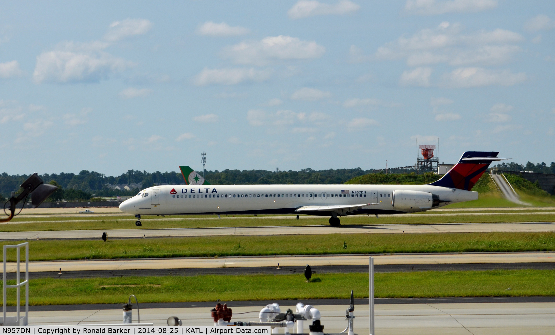 N957DN, 1997 McDonnell Douglas MD-90-30 C/N 53527, Takeoff Atlanta