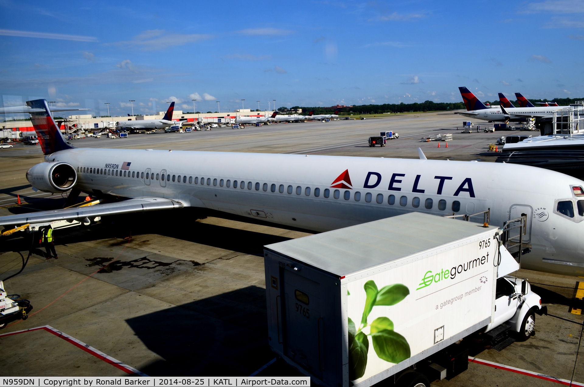 N959DN, McDonnell Douglas MD-90-30 C/N 53529, At the gate Atlanta