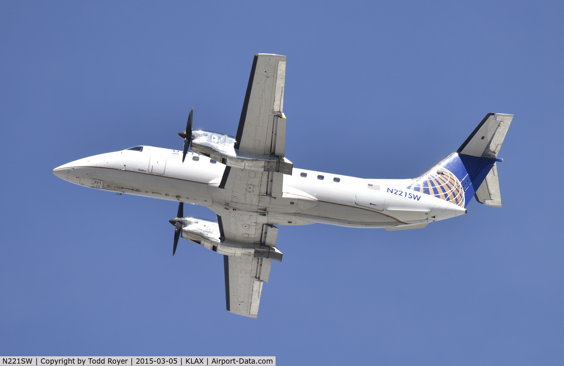 N221SW, 1994 Embraer EMB-120ER Brasilia C/N 120.290, Departing LAX on 25R