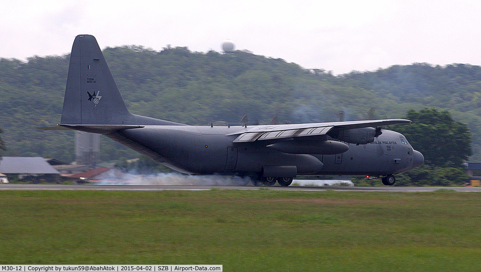 M30-12, Lockheed C-130H-30 Hercules C/N 382-5277, Early touch down