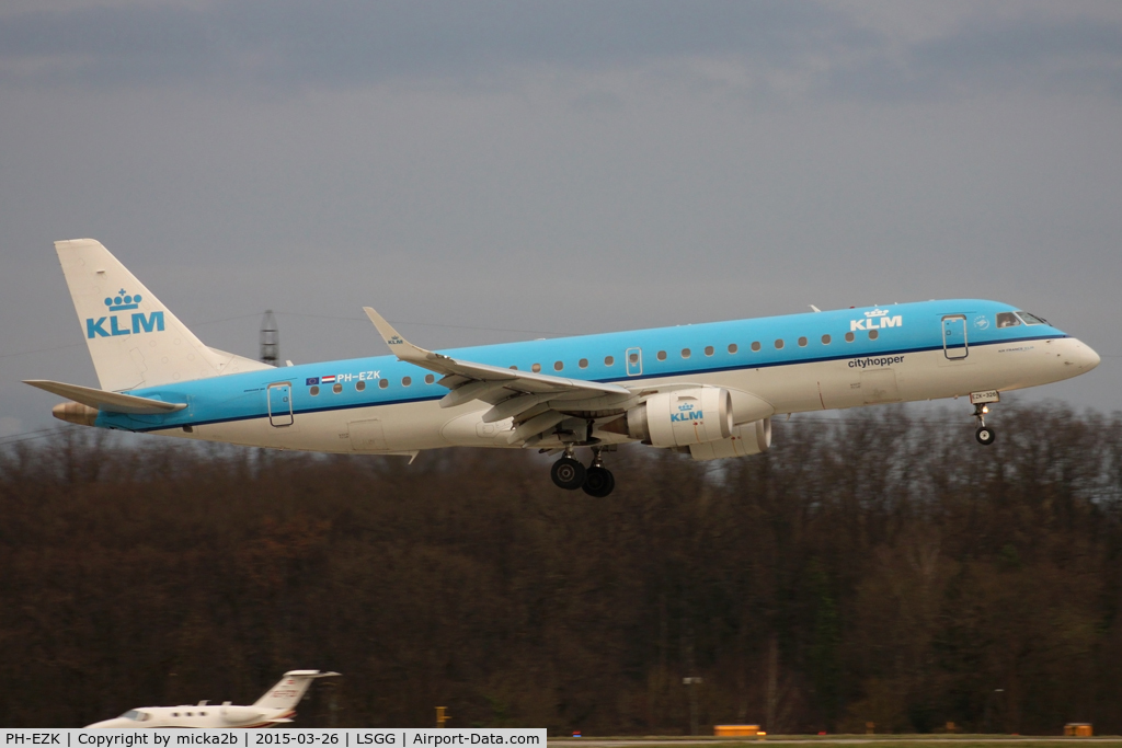 PH-EZK, 2009 Embraer 190LR (ERJ-190-100LR) C/N 19000326, Landing