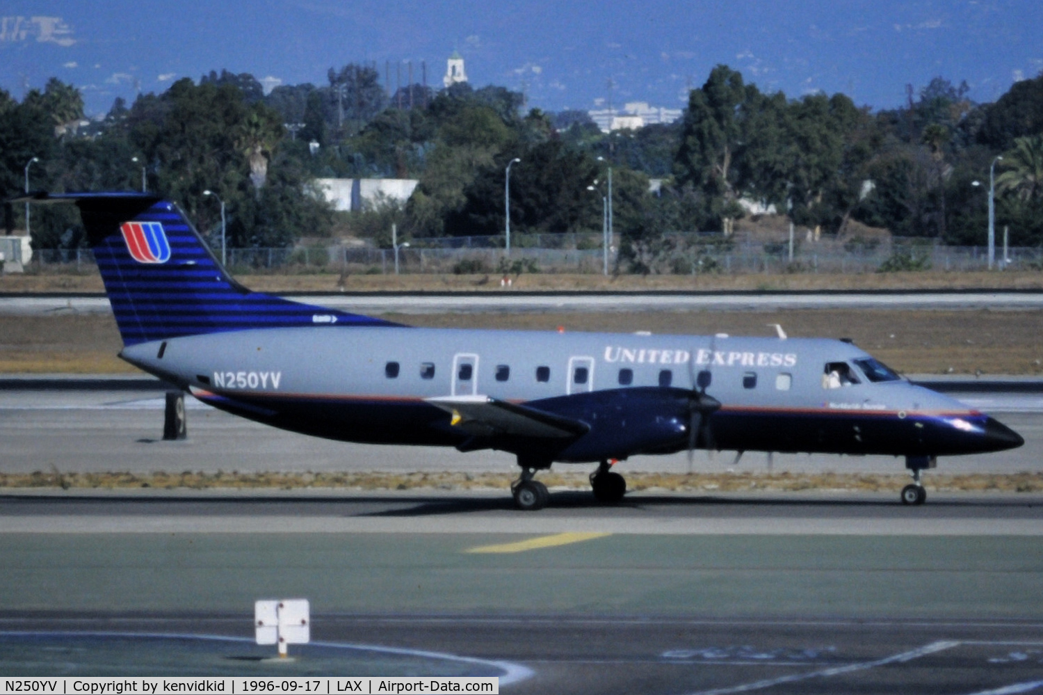 N250YV, 1993 Embraer EMB-120ER Brasilia C/N 120250, Taxiing