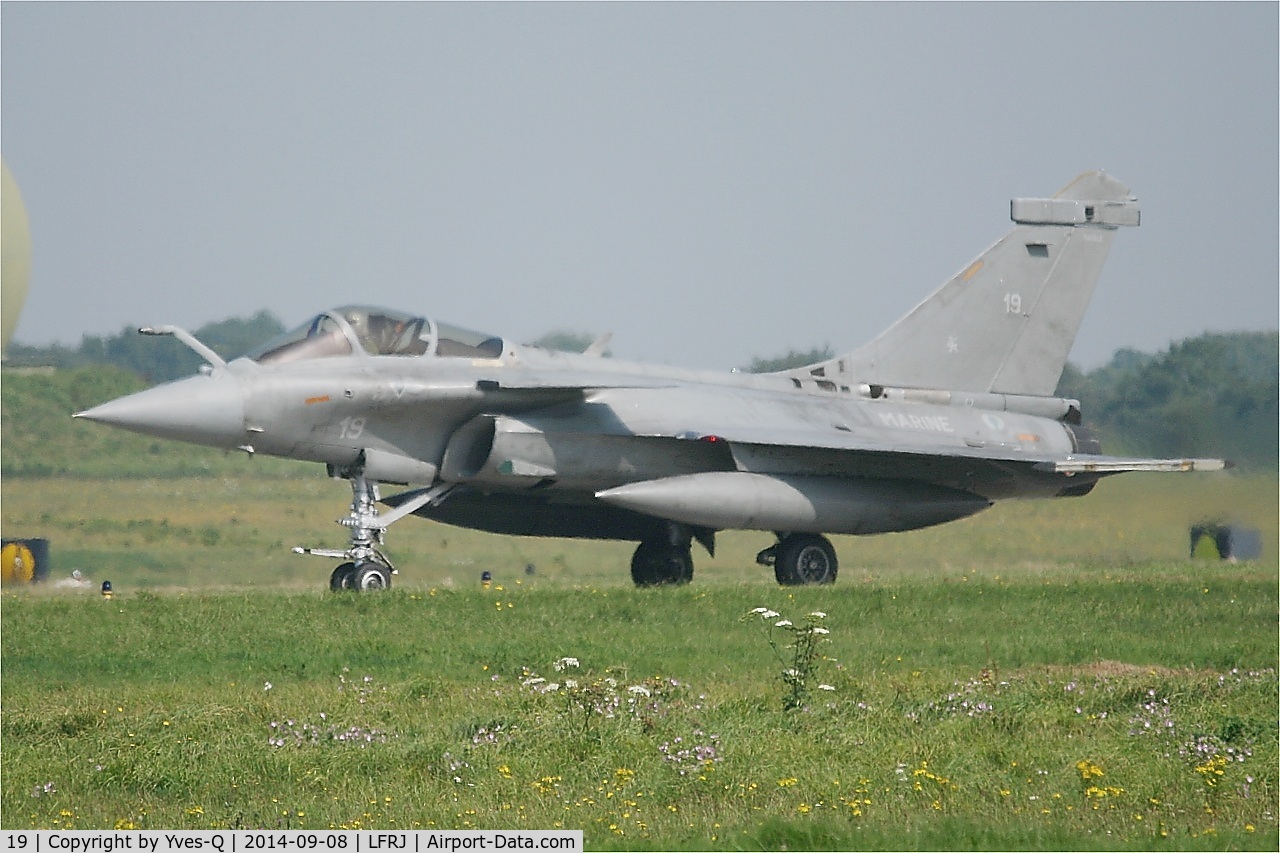 19, Dassault Rafale M C/N 19, Dassault Rafale M, Taxiing to holding point rwy 08, Landivisiau Naval Air Base (LFRJ)