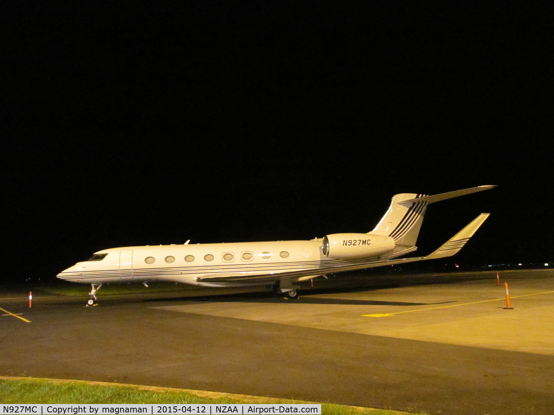 N927MC, 2013 Gulfstream Aerospace G650 (G-VI) C/N 6052, night stopping obviously