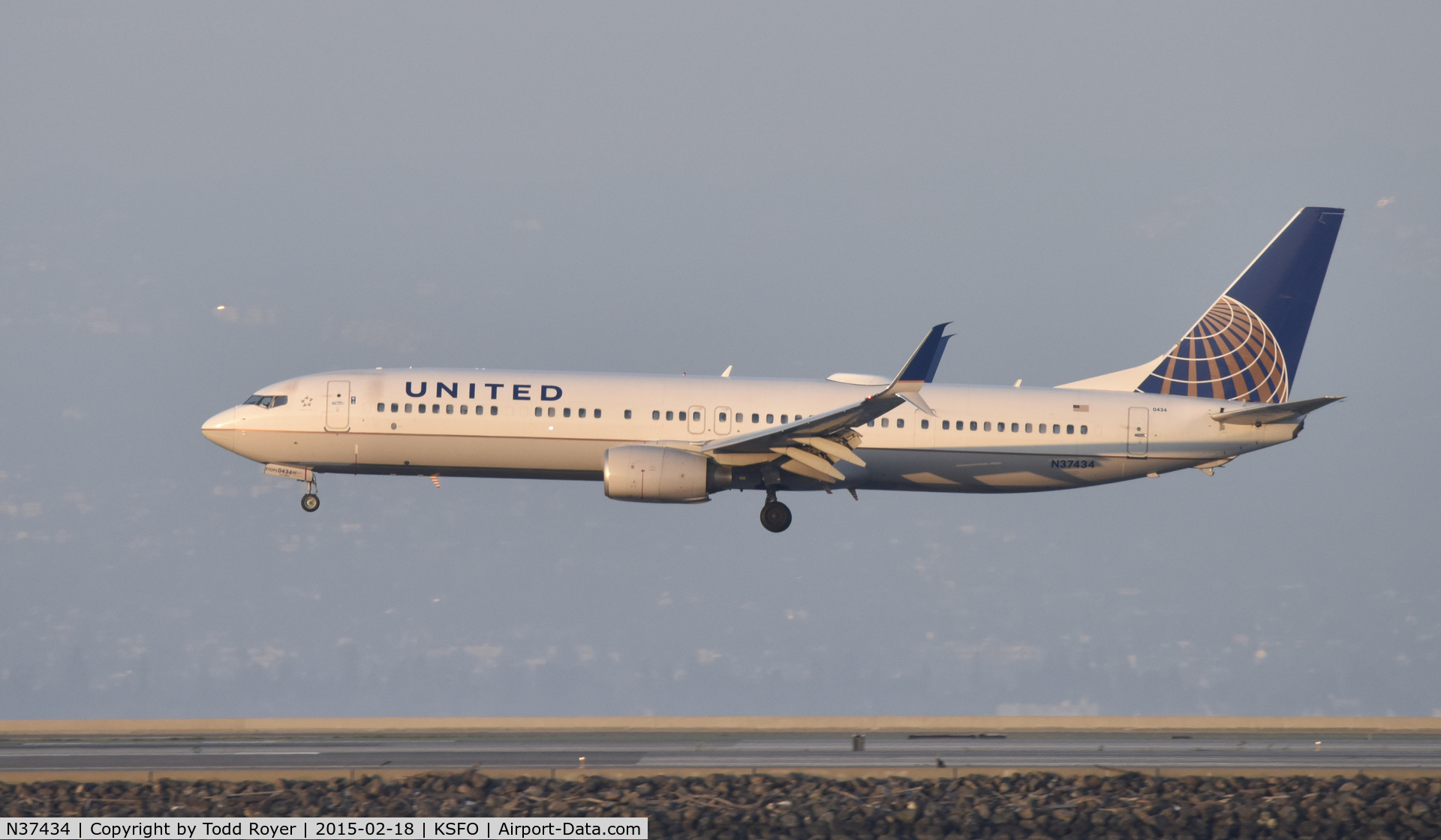 N37434, 2009 Boeing 737-924/ER C/N 33528, Landing at SFO