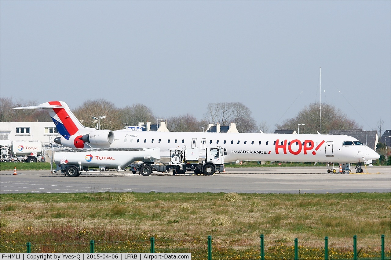 F-HMLI, 2011 Bombardier CRJ-1000EL NG (CL-600-2E25) C/N 19014, Bombardier CRJ-1000, Refueling, Brest-Bretagne airport (LFRB-BES)