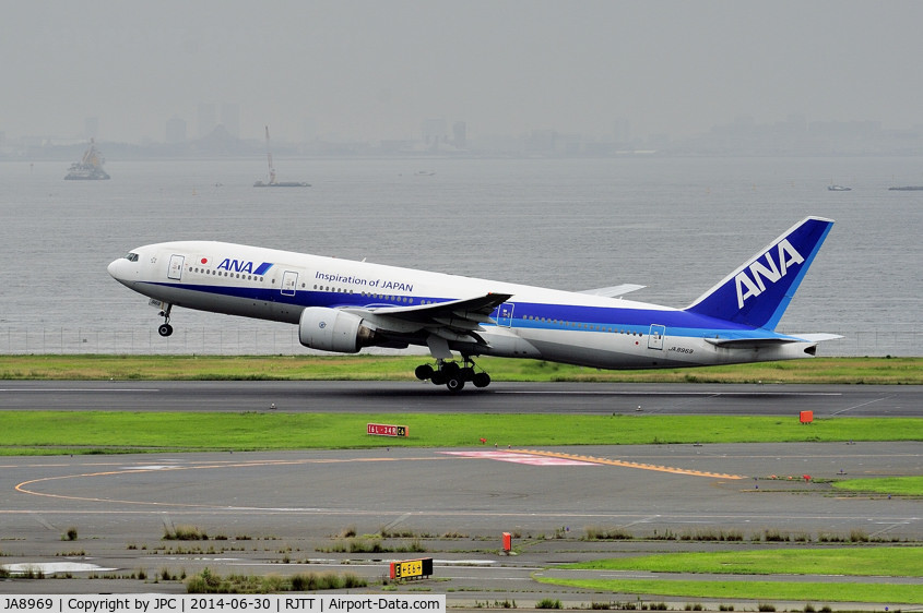 JA8969, 1996 Boeing 777-281 C/N 27032, Taking off in the rainy morning