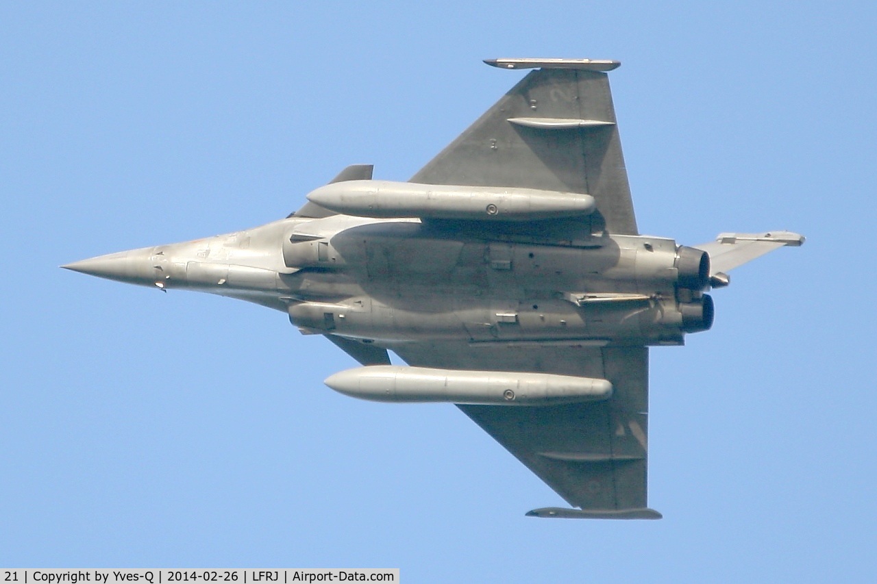 21, Dassault Rafale M C/N 21, Dassault Rafale M performs maneuvers over Landivisiau Naval Air Base (LFRJ)