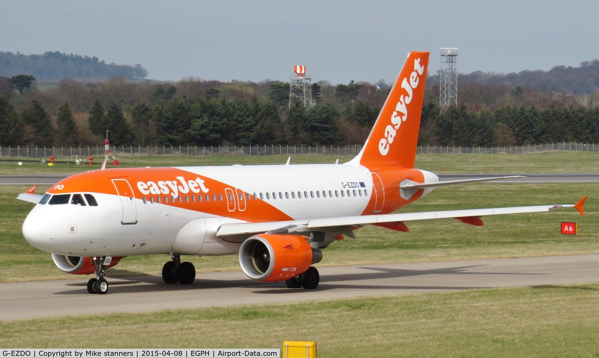 G-EZDO, 2008 Airbus A319-111 C/N 3634, Easyjet A319 In the new colour scheme taxiing to runway 06