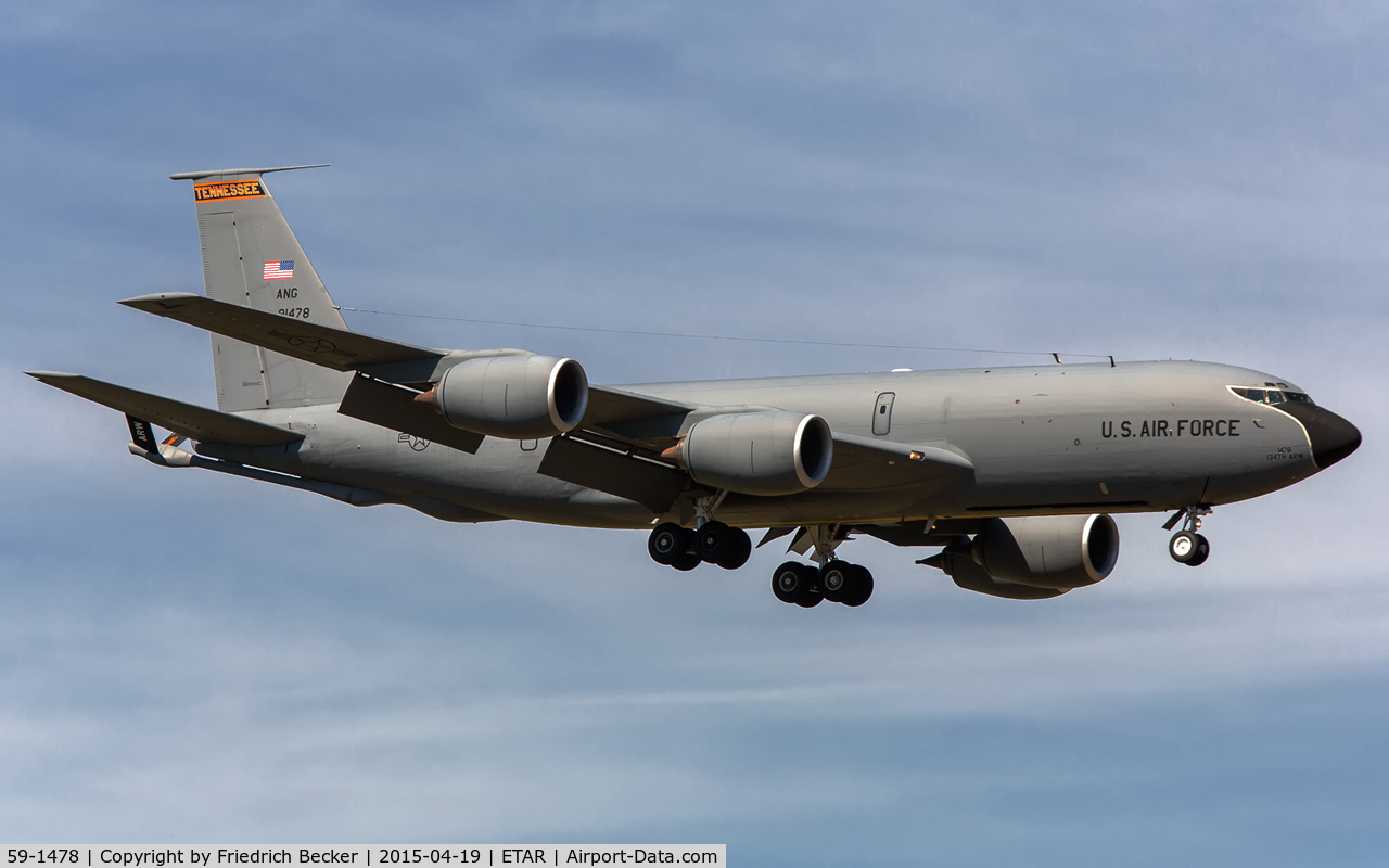 59-1478, 1959 Boeing KC-135R C/N 17966, on final RW08