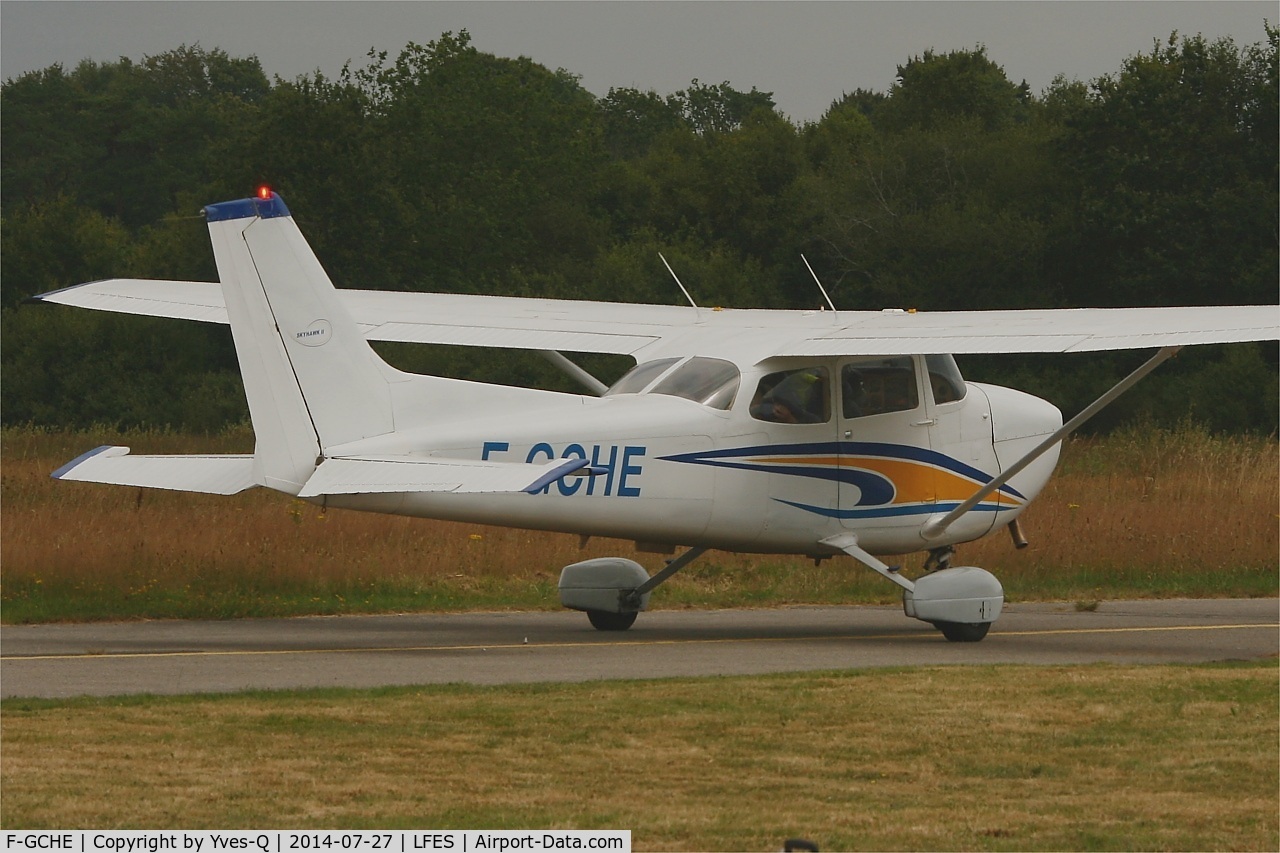 F-GCHE, Reims F172N Skyhawk C/N 1888, Reims F172N Skyhawk, Taxiing to holding point rwy 03, Guiscriff airfield (LFES) open day 2014