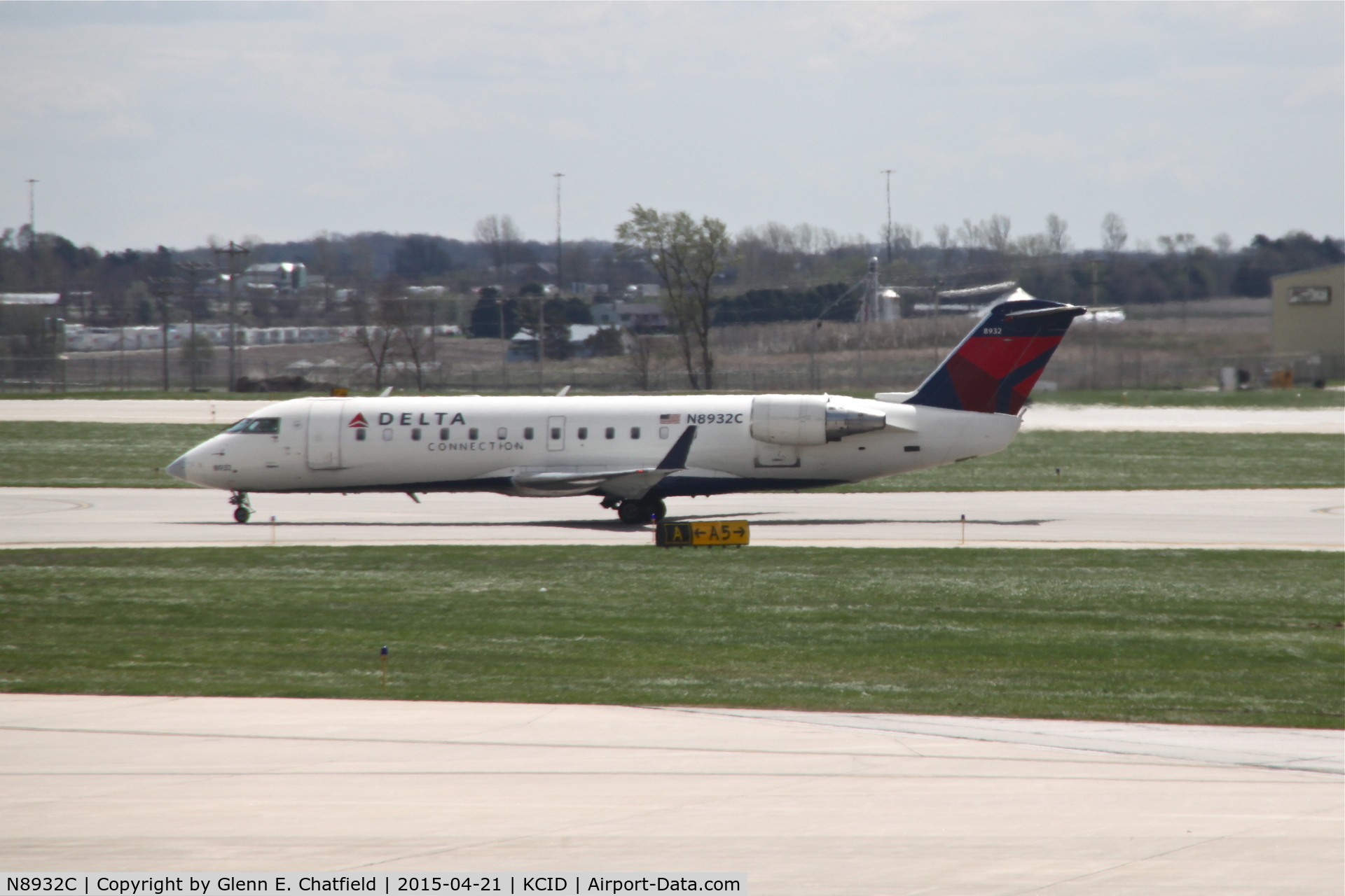 N8932C, 2004 Bombardier CRJ-200 (CL-600-2B19) C/N 7932, Taxiing to the terminal