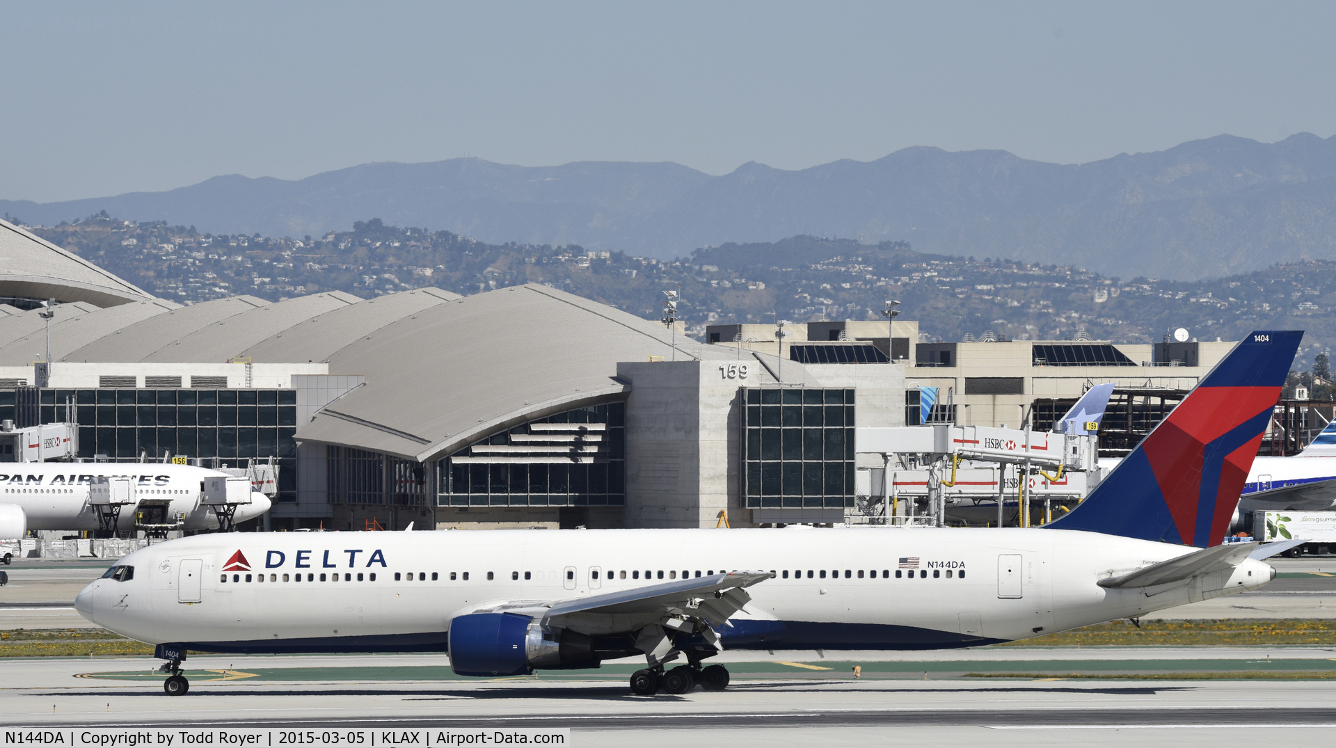 N144DA, 1999 Boeing 767-332 C/N 27584, Arrived at LAX On 25R