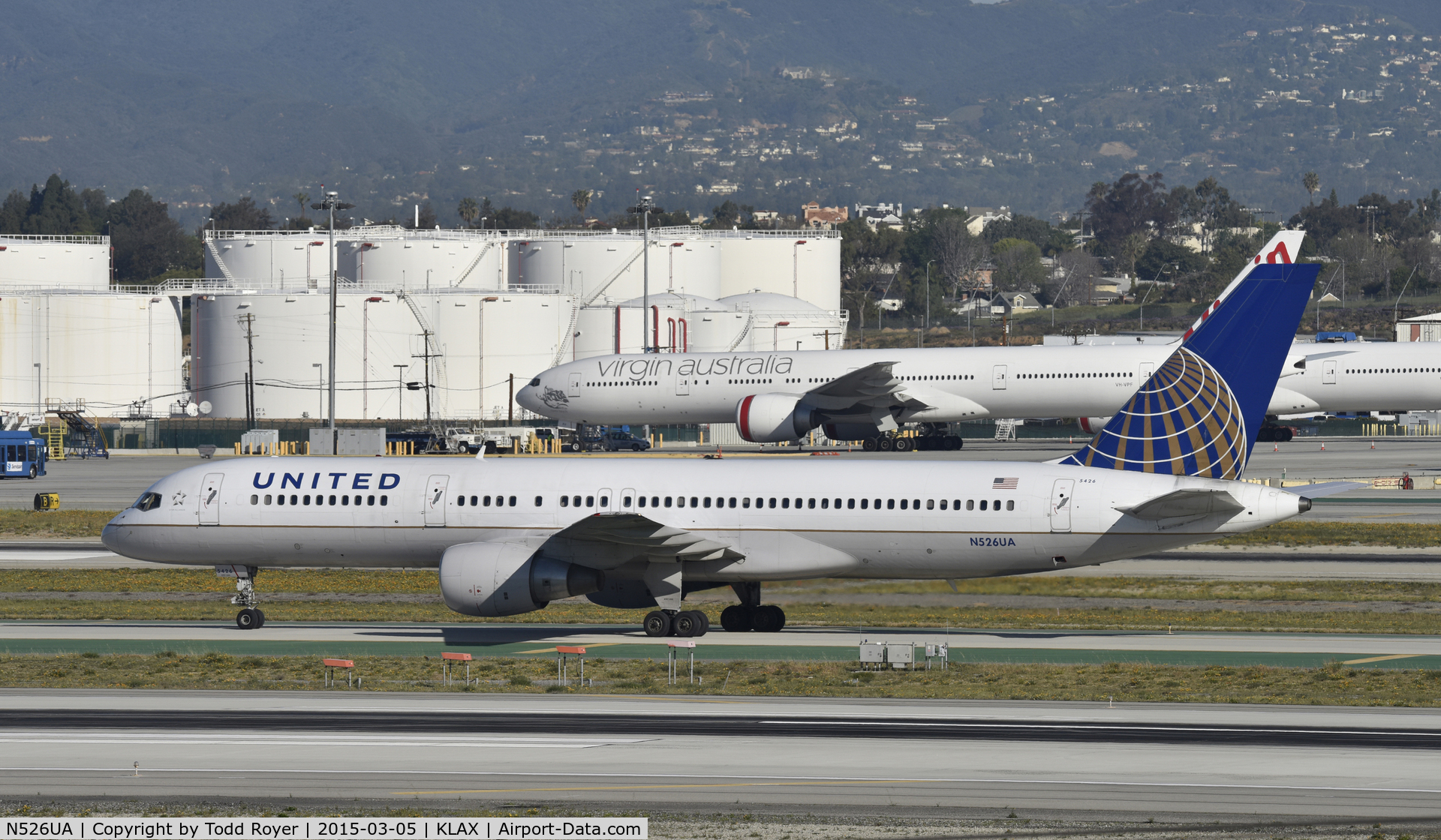 N526UA, 1991 Boeing 757-222 C/N 24994, Taxiing to gate at LAX