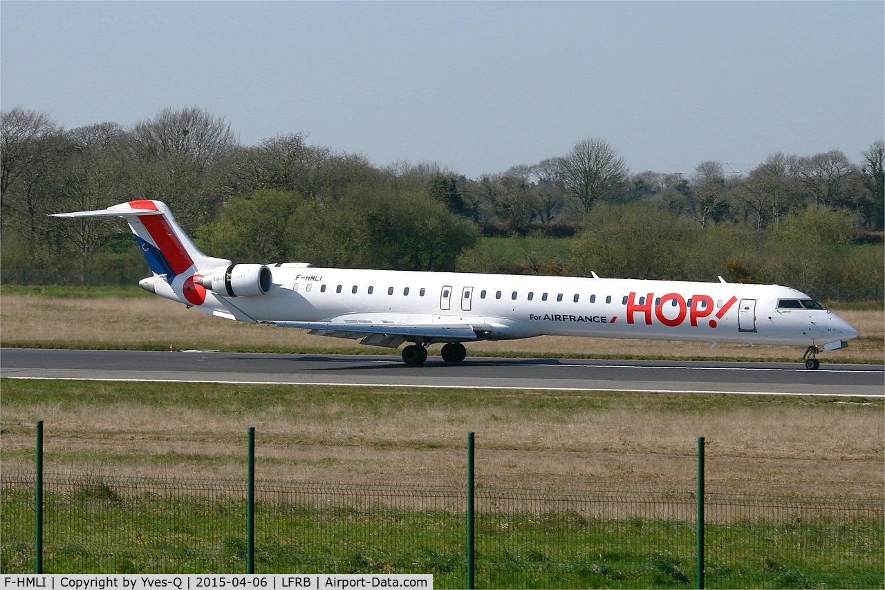 F-HMLI, 2011 Bombardier CRJ-1000EL NG (CL-600-2E25) C/N 19014, Bombardier CRJ-1000, Reverse thrust landing rwy 07R, Brest-Bretagne airport (LFRB-BES)