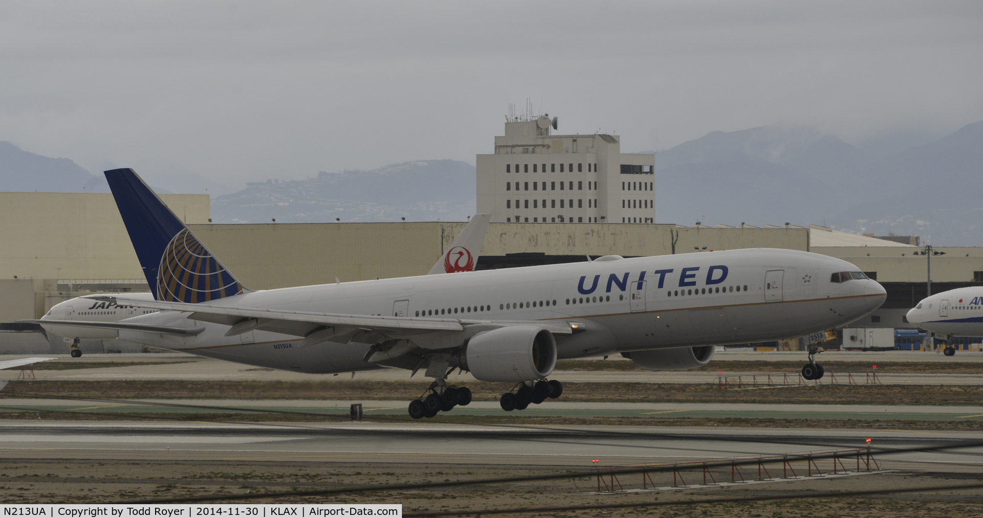 N213UA, 2000 Boeing 777-222 C/N 30219, Landing at LAX on 7R