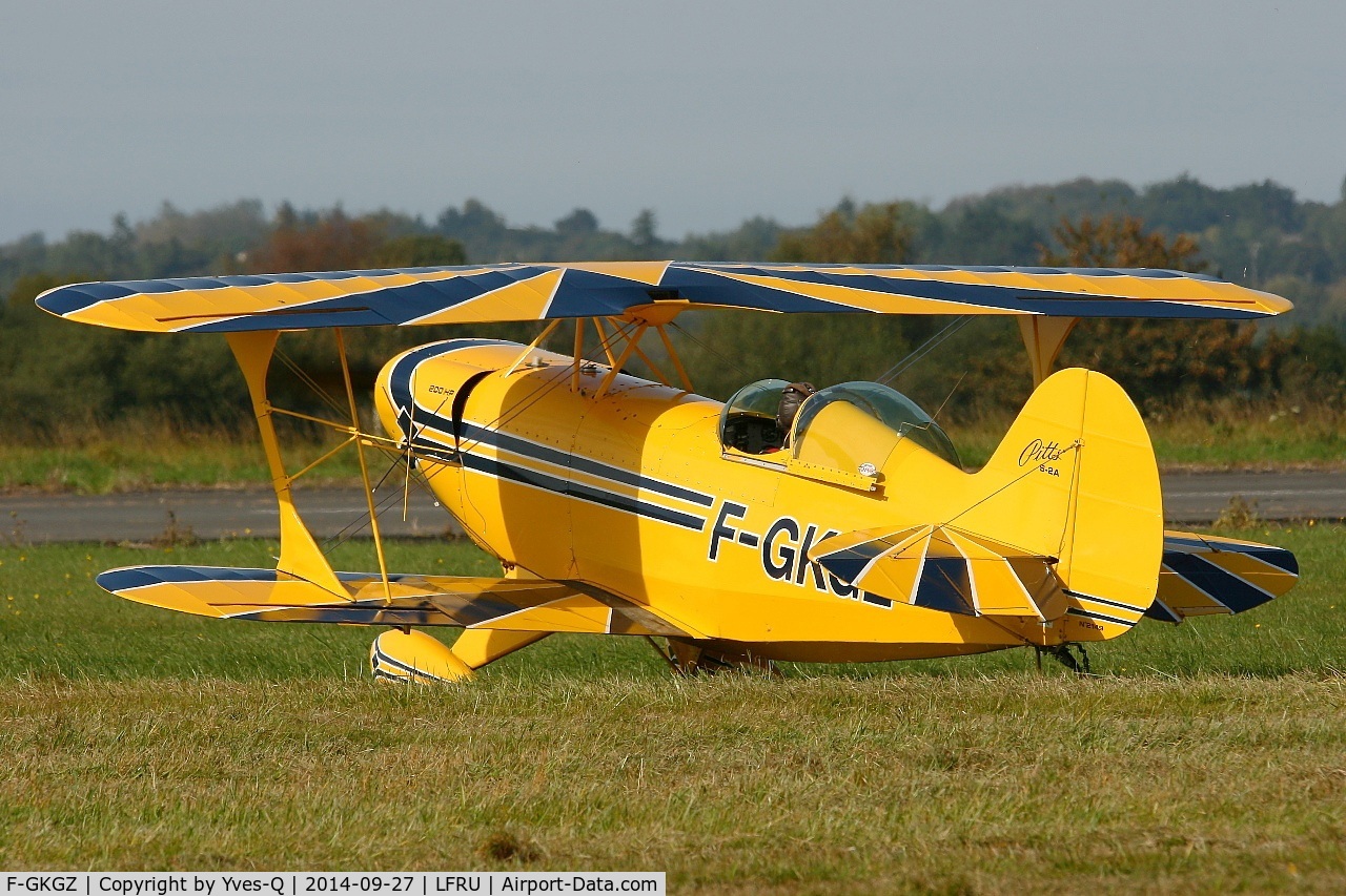 F-GKGZ, 1977 Pitts S-2A Special C/N 2149, Pitts S-2A Special, Holding point, Morlaix-Ploujean airport (LFRU-MXN) air show in september 2014