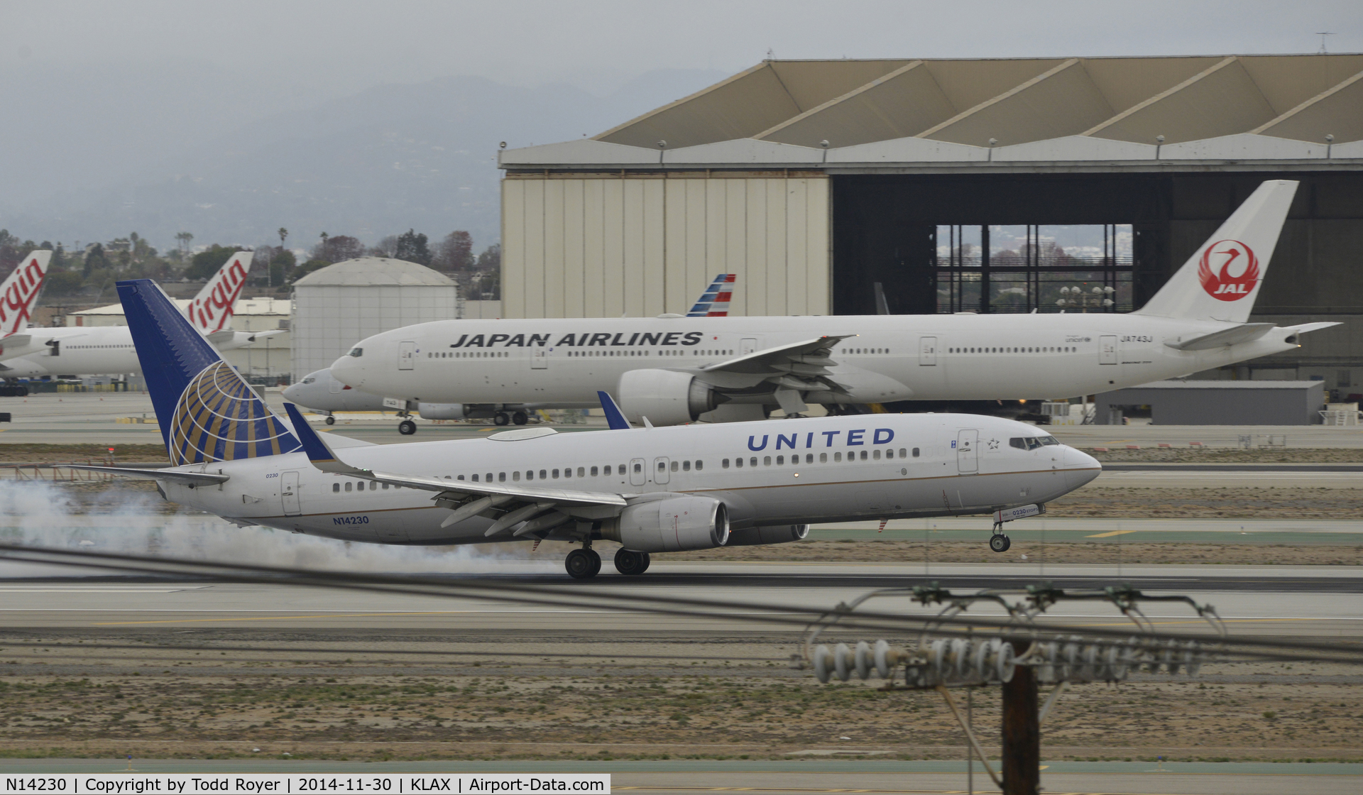 N14230, 1999 Boeing 737-824 C/N 28794, Landing at LAX on 7R