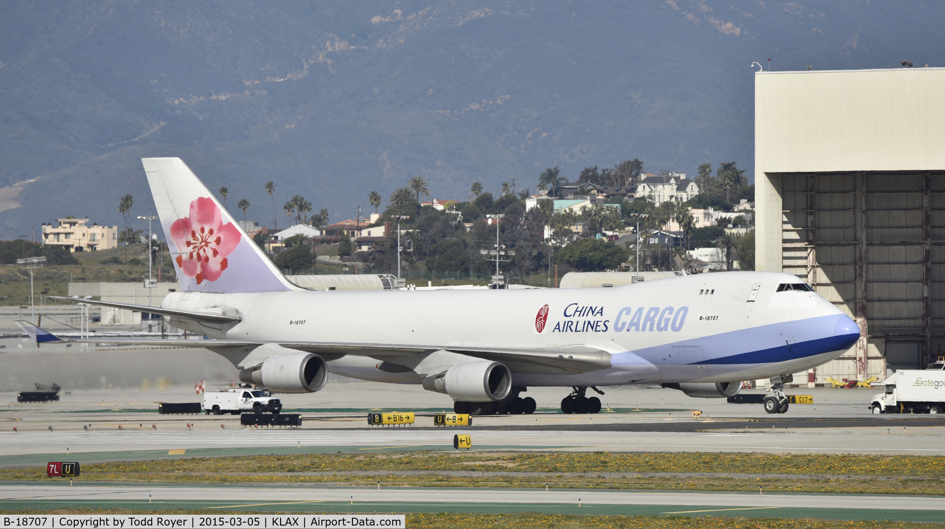 B-18707, 2001 Boeing 747-409F/SCD C/N 30764, Taxiing to cargo apron