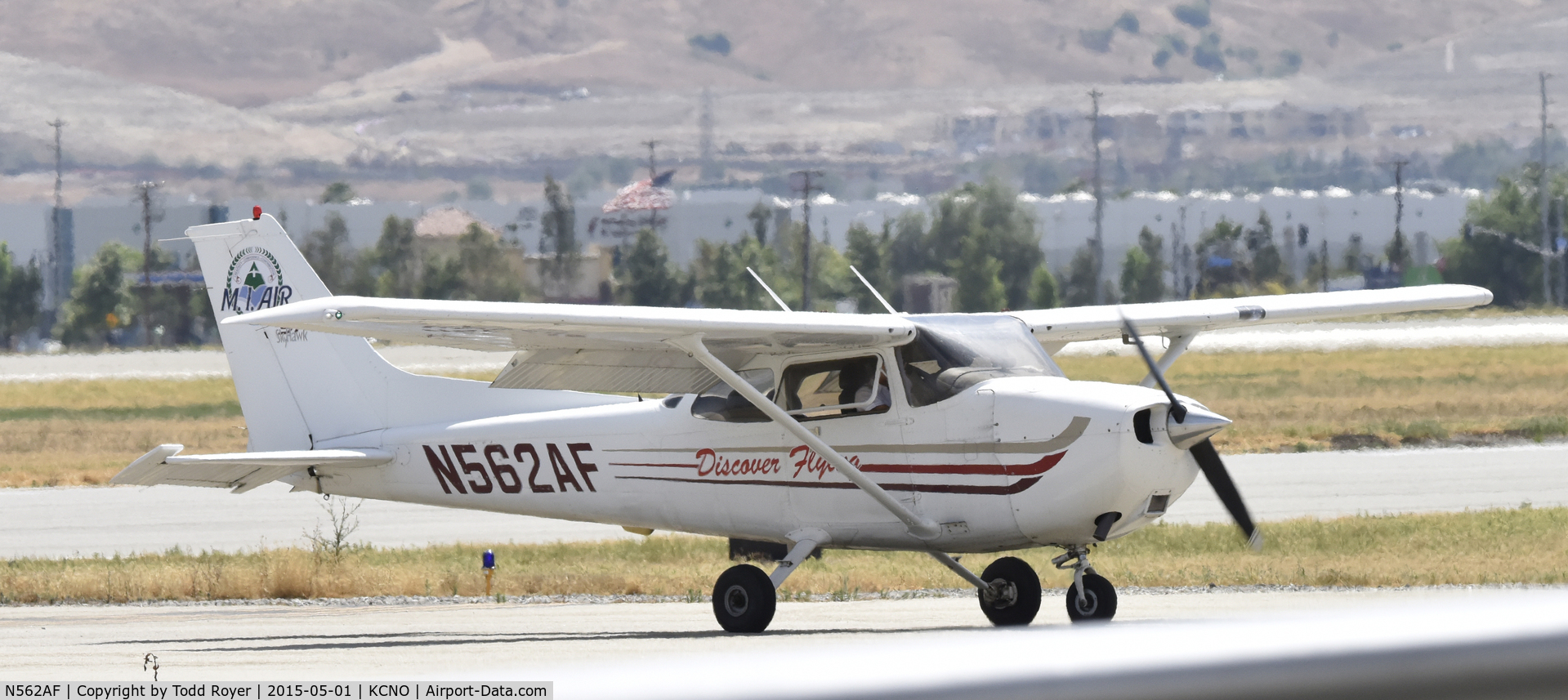 N562AF, 2003 Cessna 172S C/N 172S9555, Taxiing at Chino