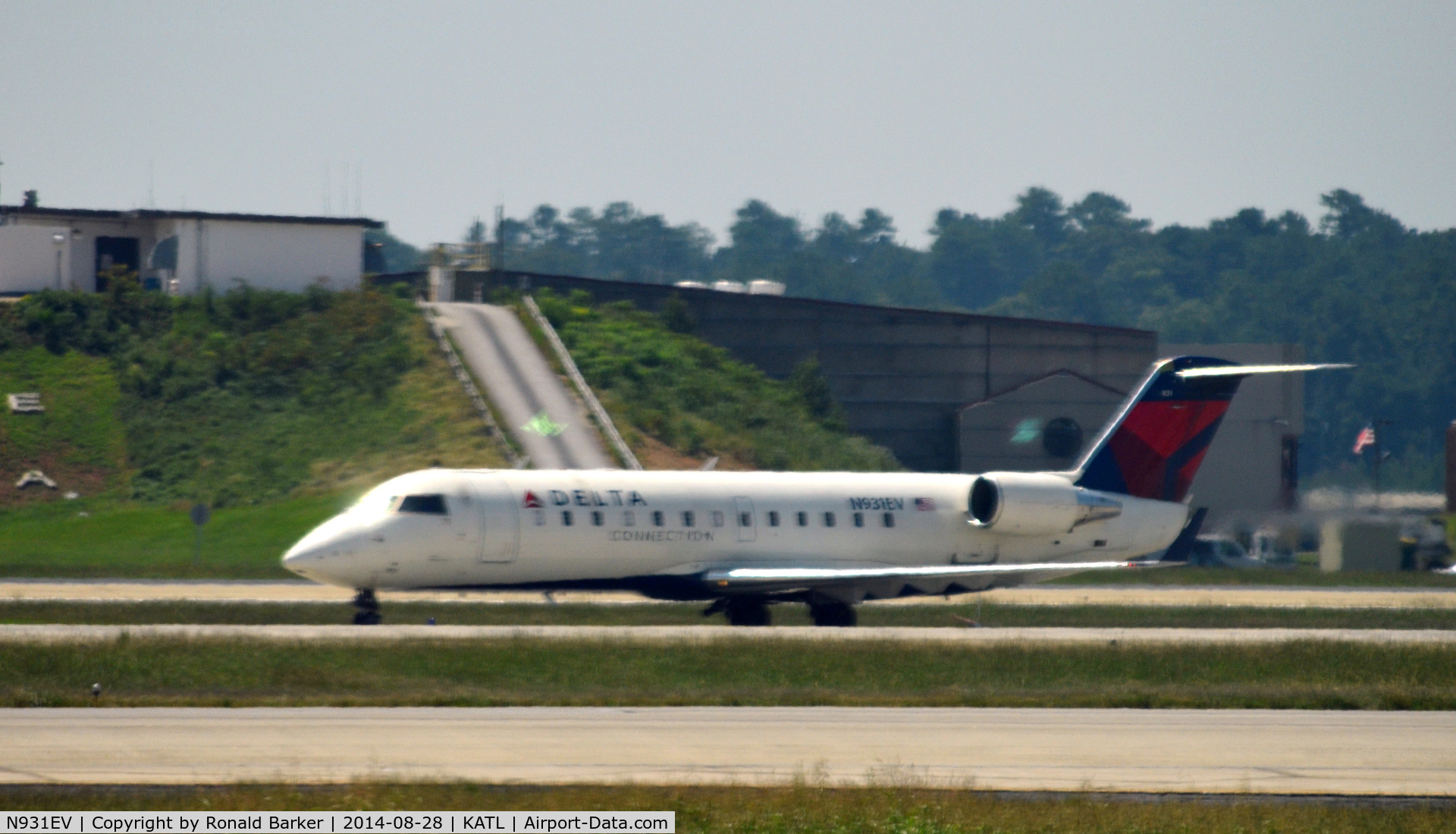 N931EV, 2005 Bombardier CRJ-200ER (CL-600-2B19) C/N 8015, Taxi Atlanta