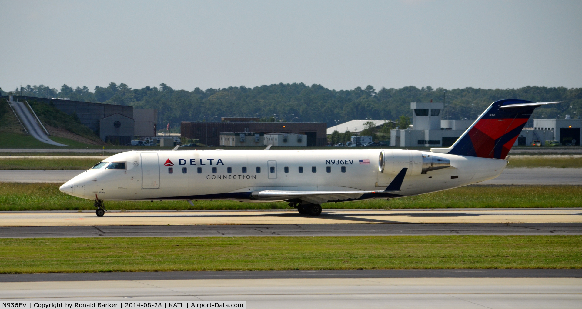 N936EV, 2005 Bombardier CRJ-200ER (CL-600-2B19) C/N 8038, Taxi Atlanta