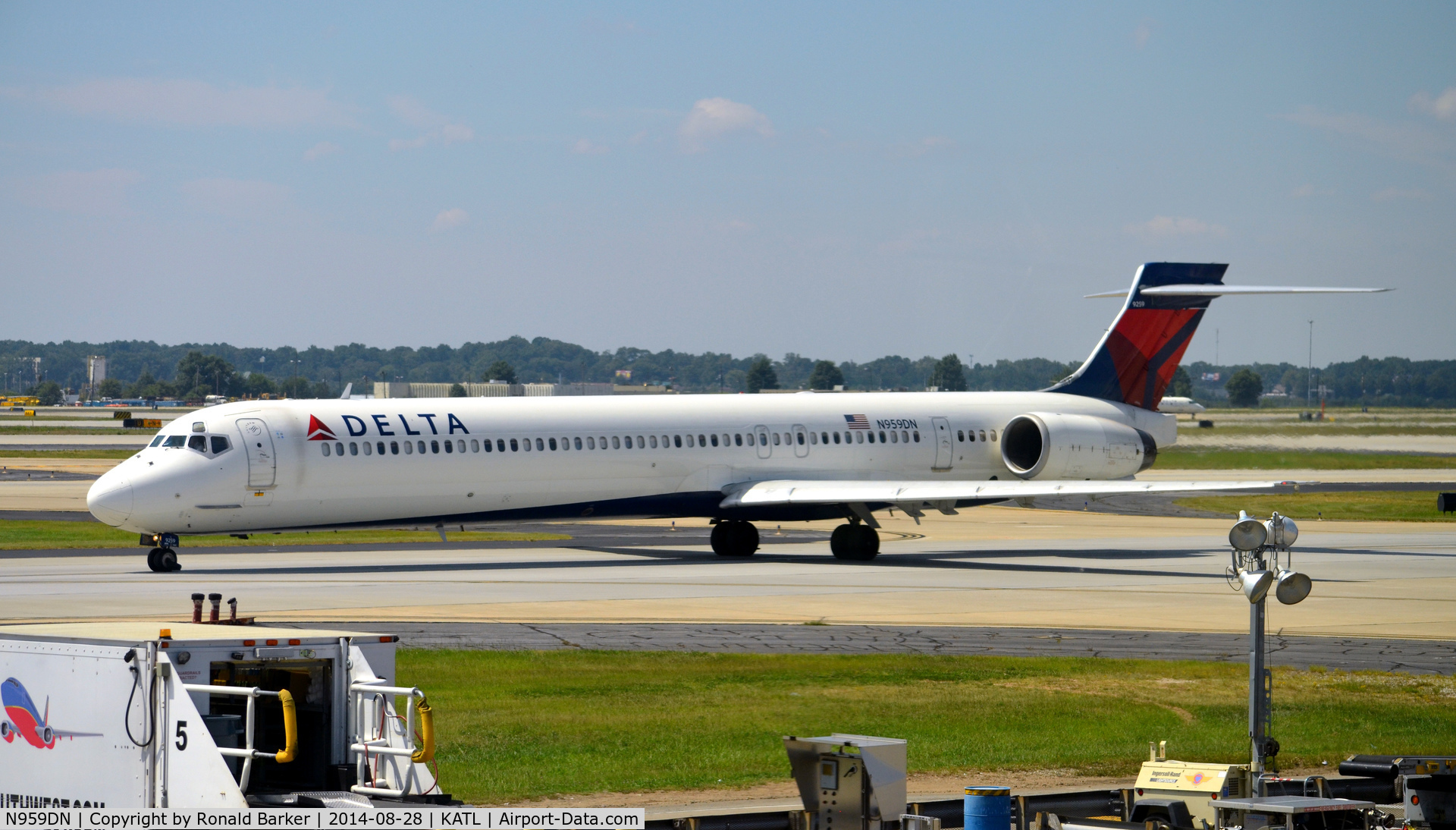 N959DN, McDonnell Douglas MD-90-30 C/N 53529, Taxi Atlanta
