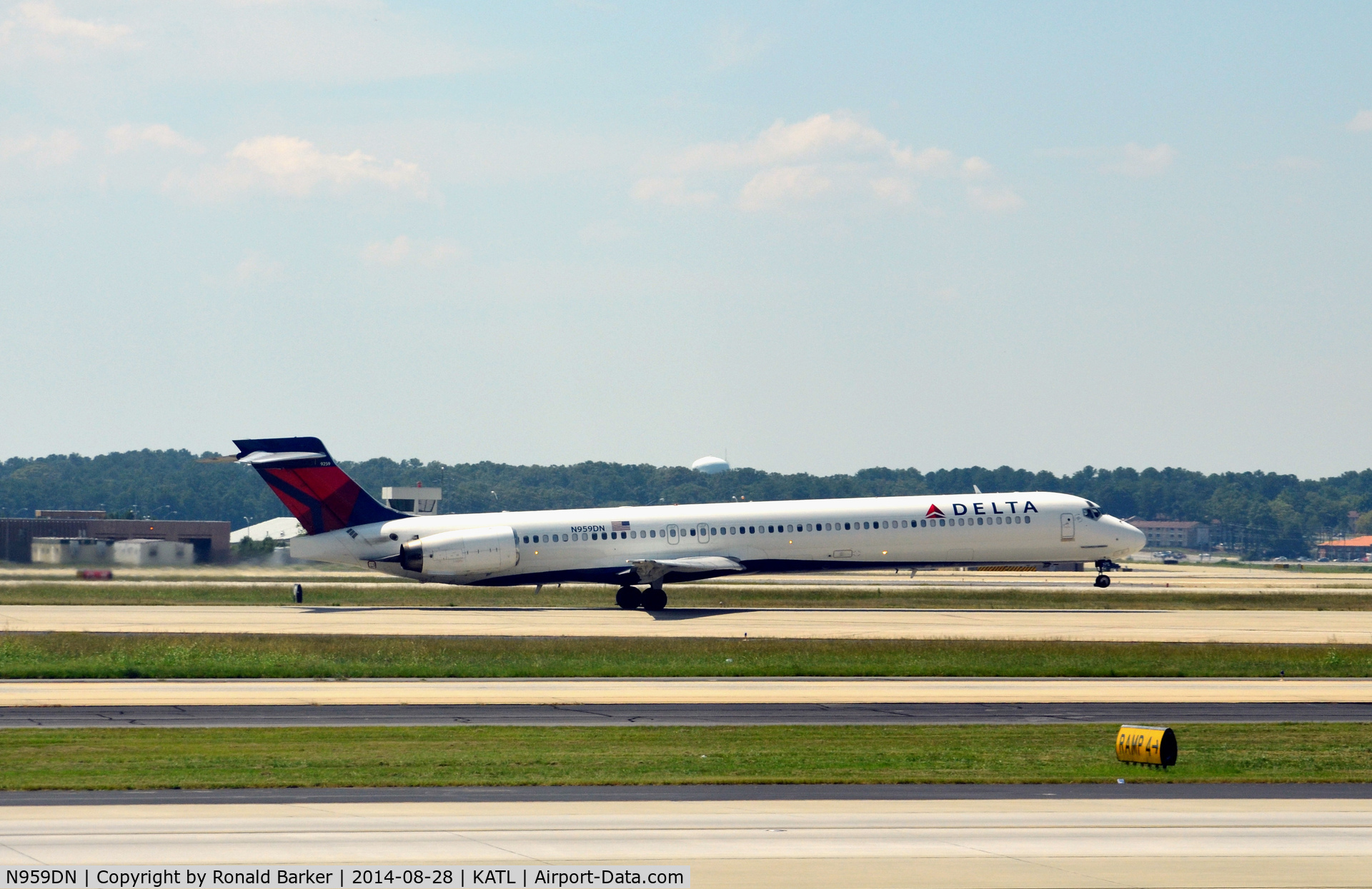 N959DN, McDonnell Douglas MD-90-30 C/N 53529, Takeoff Atlanta