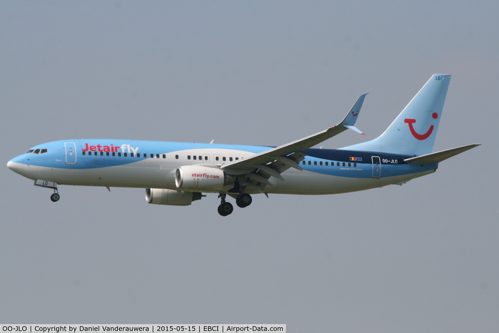 OO-JLO, 2007 Boeing 737-8K5 C/N 34692, Descending to RWY 25   ***   watch SPLIT SCIMITAR WINGLETS