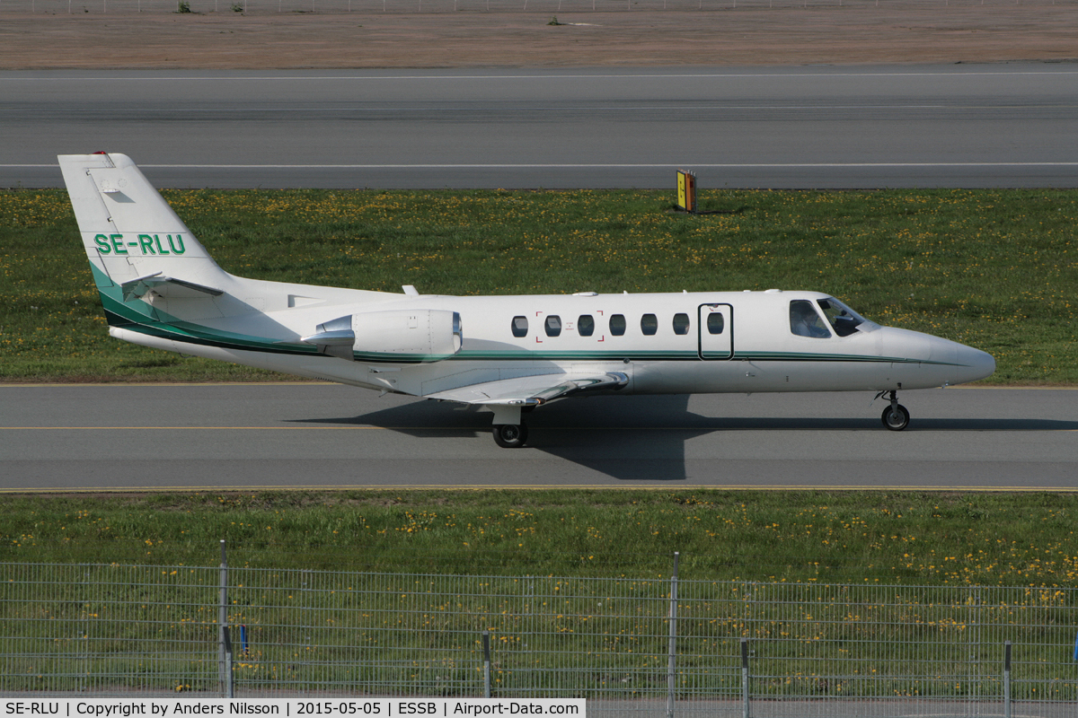 SE-RLU, 1999 Cessna 560 Citation Ultra C/N 560-0537, Taxiing to runway 12.