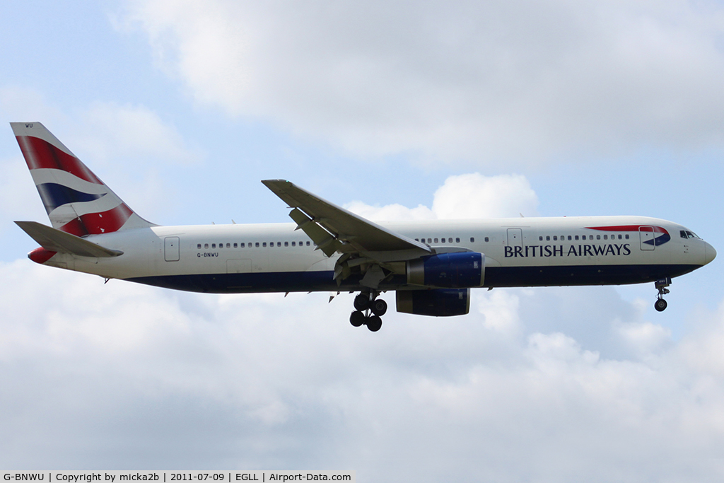 G-BNWU, 1993 Boeing 767-336 C/N 25829, Landing