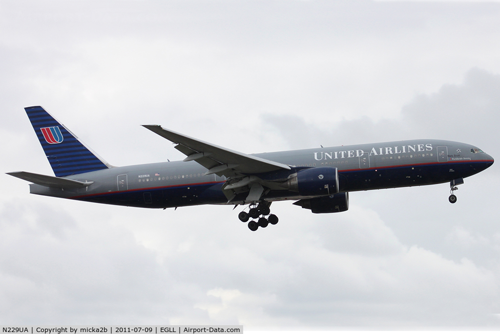 N229UA, 2002 Boeing 777-222 C/N 30557, Landing