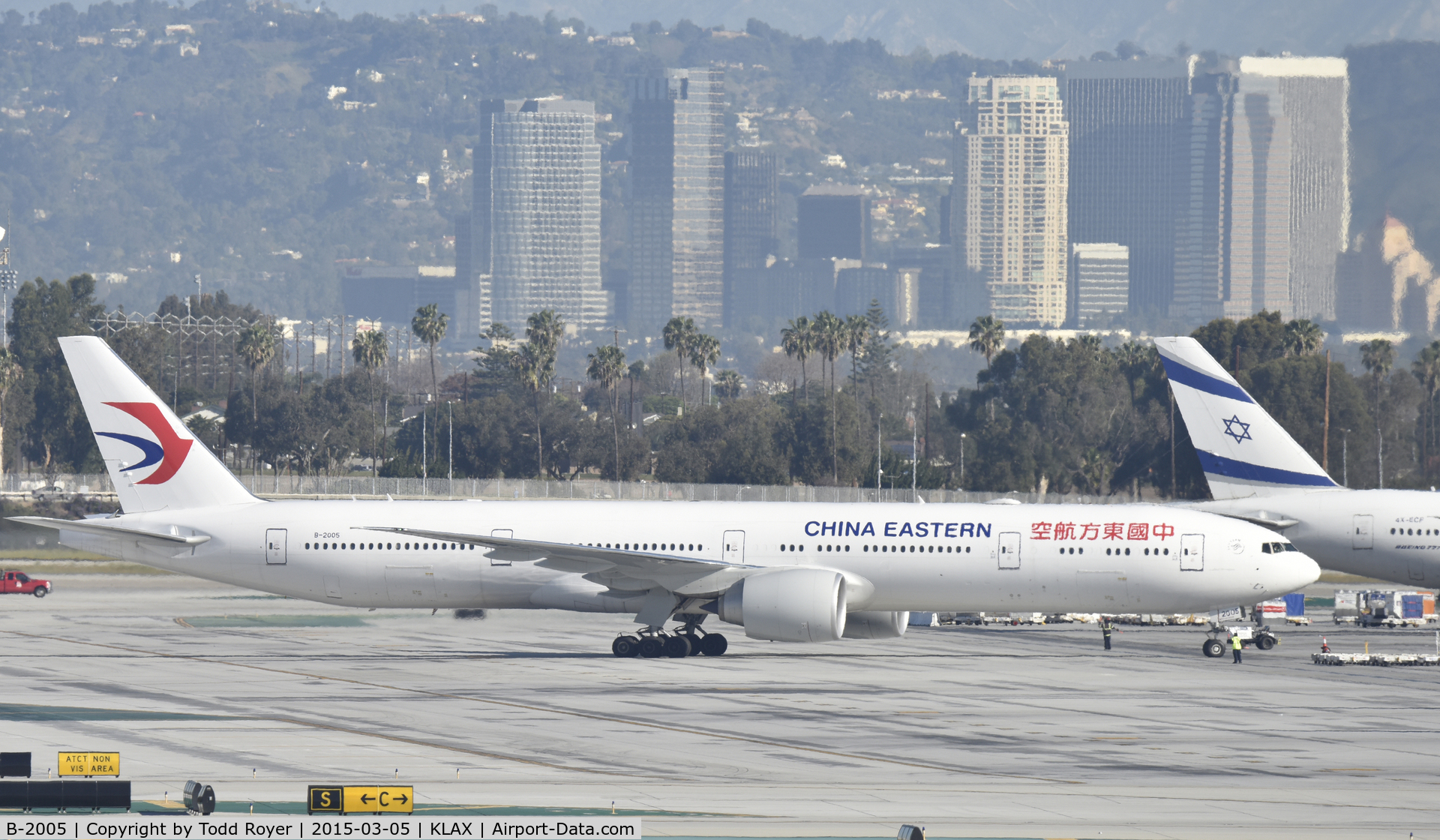B-2005, 2014 Boeing 777-39P/ER C/N 43271, Taxiing to gate