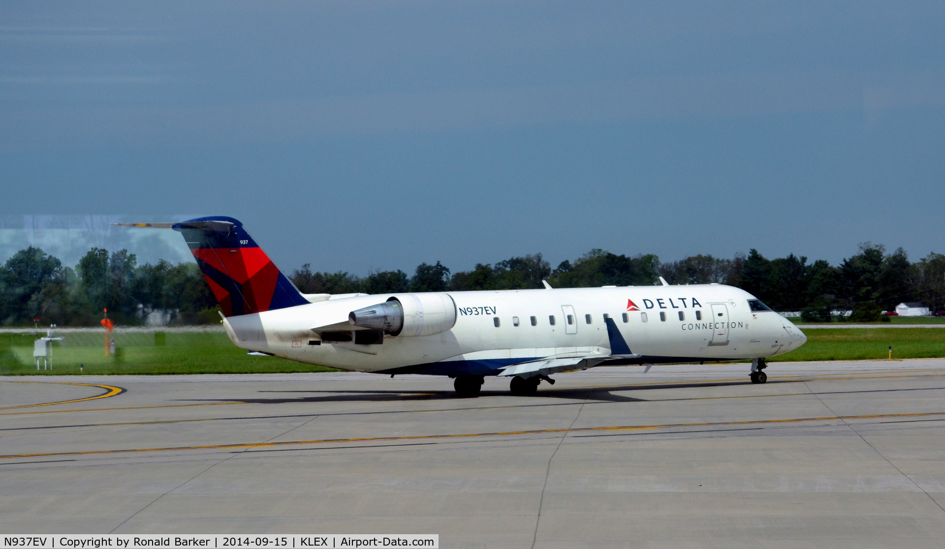 N937EV, 2005 Bombardier CRJ-200ER (CL-600-2B19) C/N 8042, Taxi Lexington