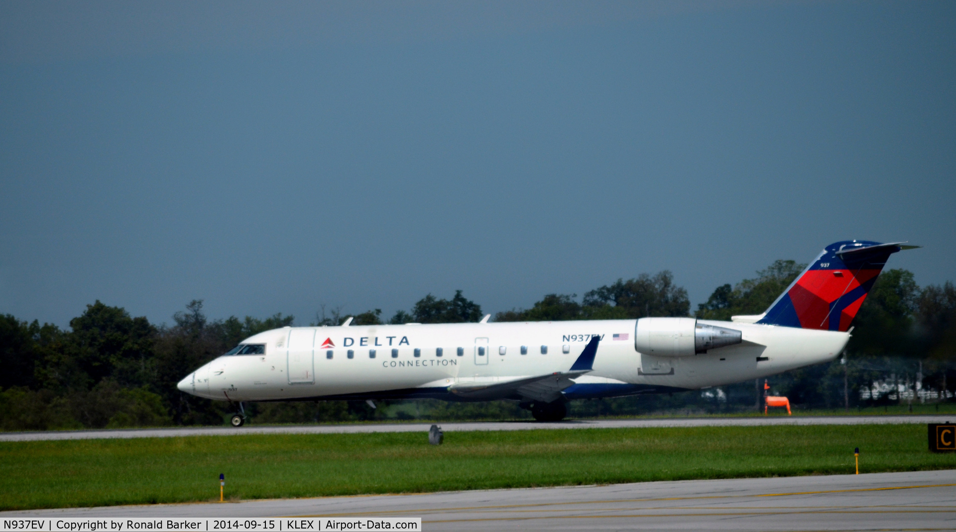 N937EV, 2005 Bombardier CRJ-200ER (CL-600-2B19) C/N 8042, Takeoff Lexington