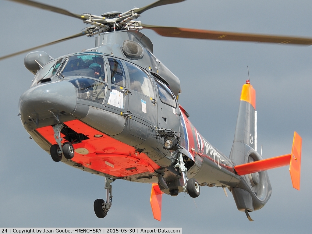 24, Aerospatiale AS-365N Dauphin 2 C/N 6024, French Navy training in Bordeaux town