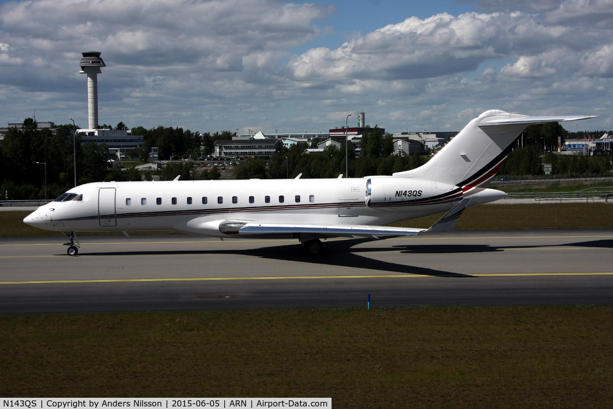 N143QS, 2012 Bombardier BD-700-1A10 Global 6000 C/N 9499, Taxiing to runway 19R.