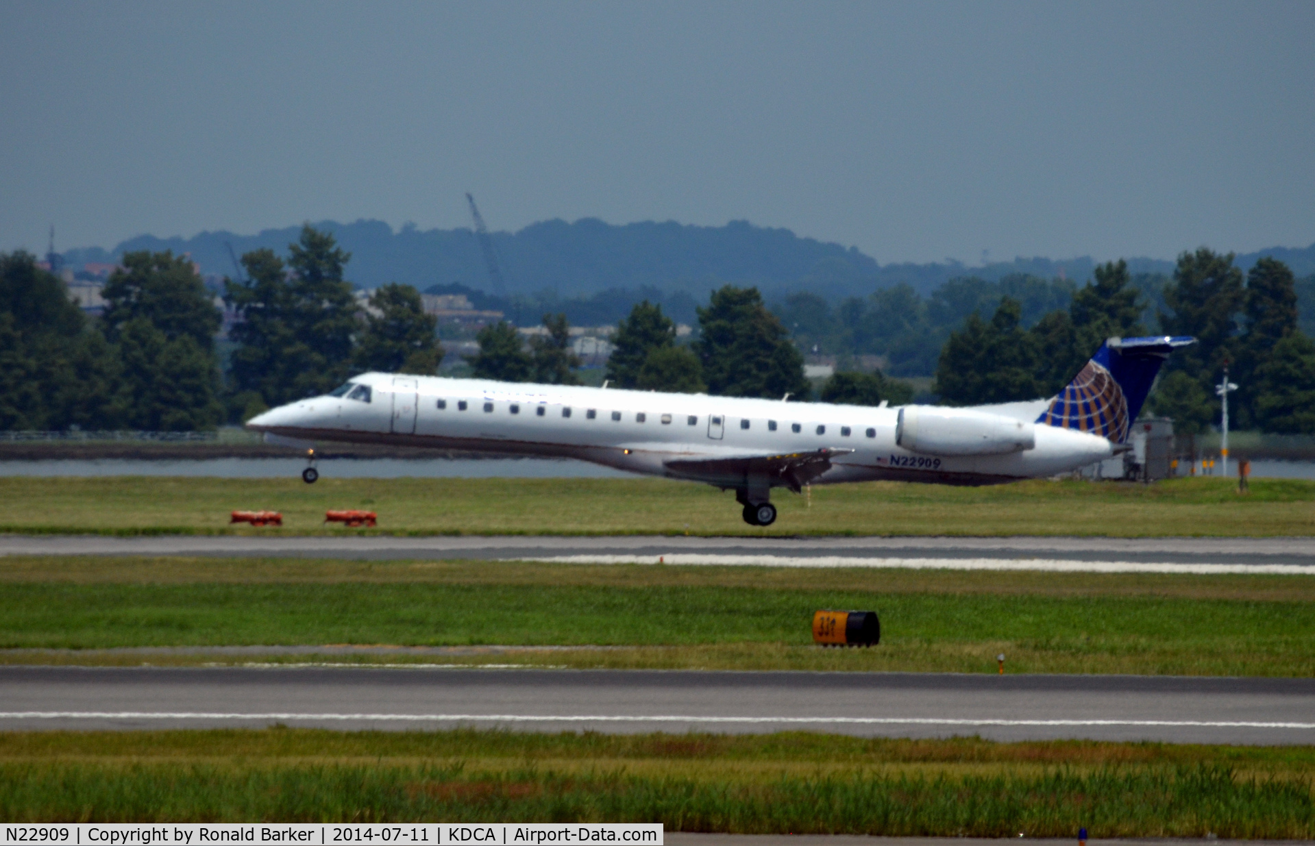 N22909, 2001 Embraer ERJ-145LR (EMB-145LR) C/N 145459, Landing National