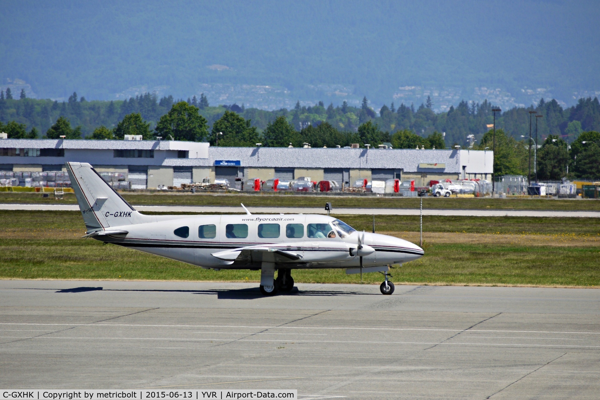 C-GXHK, 1977 Piper PA-31-350 Chieftain C/N 31-7752108, Seen at YVR