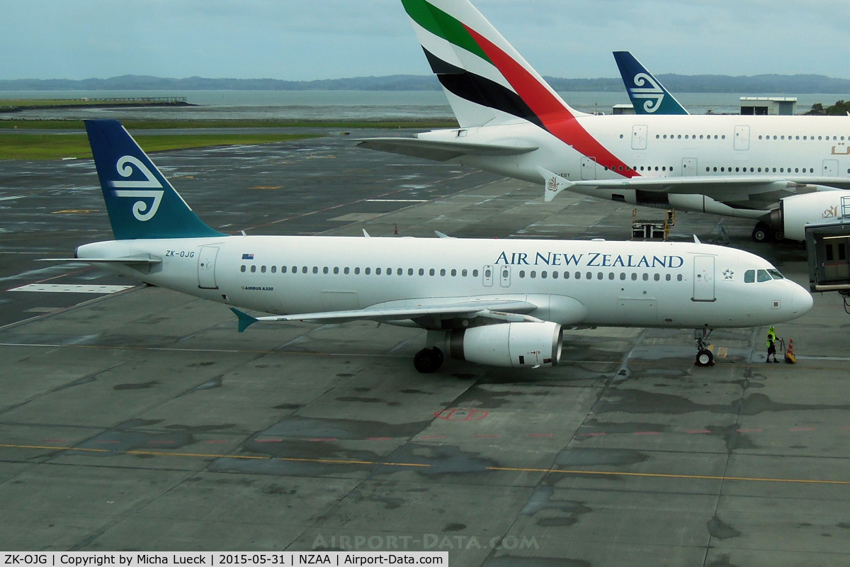 ZK-OJG, 2004 Airbus A320-232 C/N 2173, At Auckland