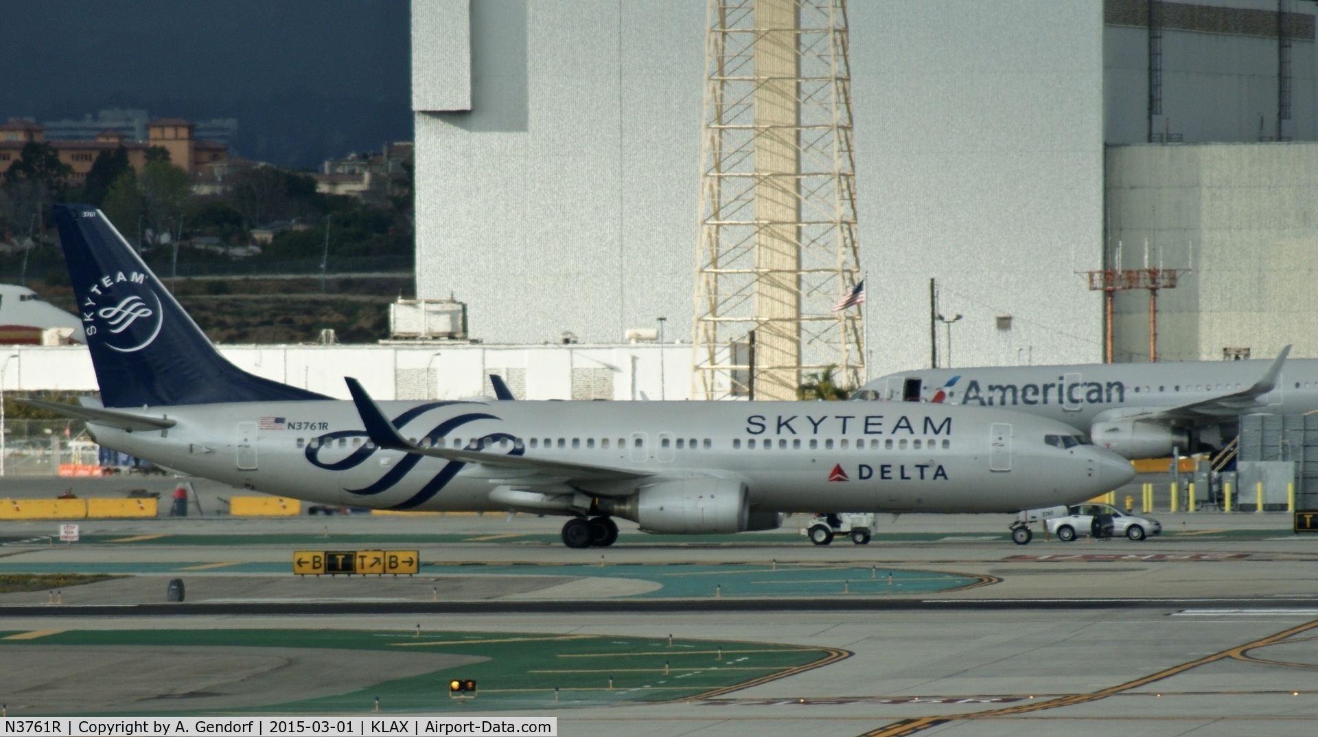 N3761R, 2001 Boeing 737-832 C/N 29628, Delta (Skyteam cs.), seen here taxiing at Los Angeles Int'l(KLAX)