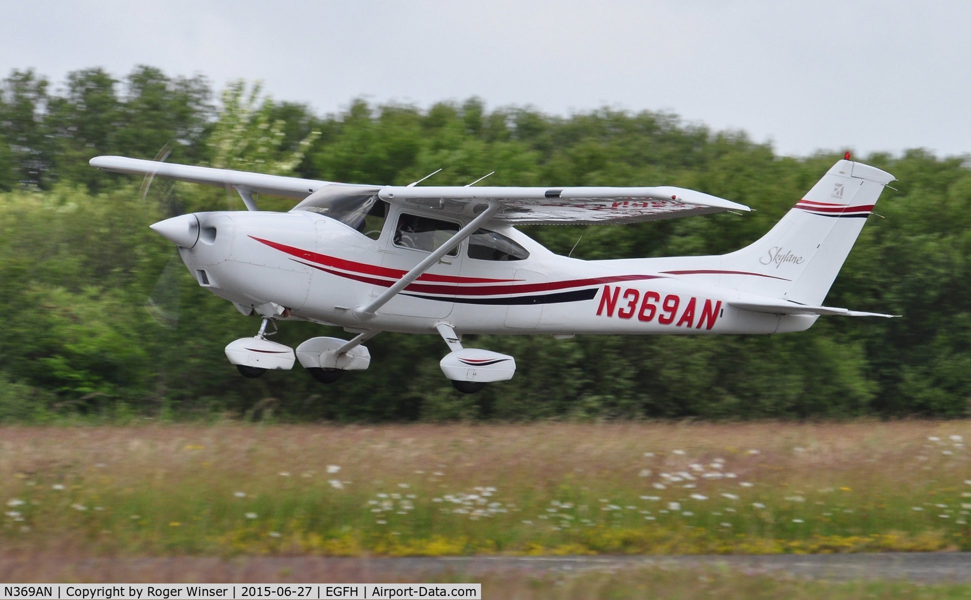 N369AN, 2000 Cessna 182S Skylane C/N 18280696, Visiting Cessna Skylane departing Runway 22.