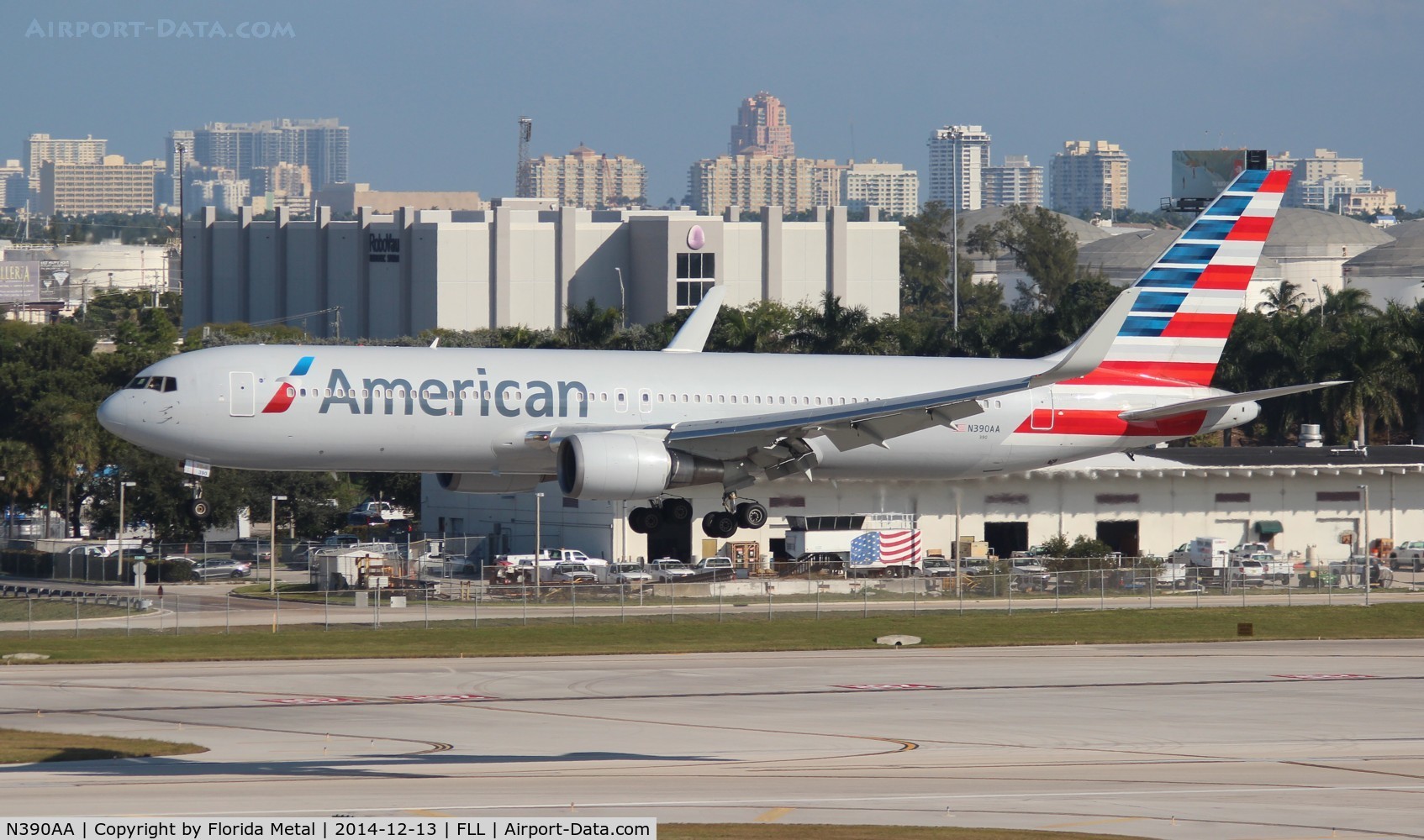 N390AA, 1995 Boeing 767-323 C/N 27450, American picking up the Miami Dolphins