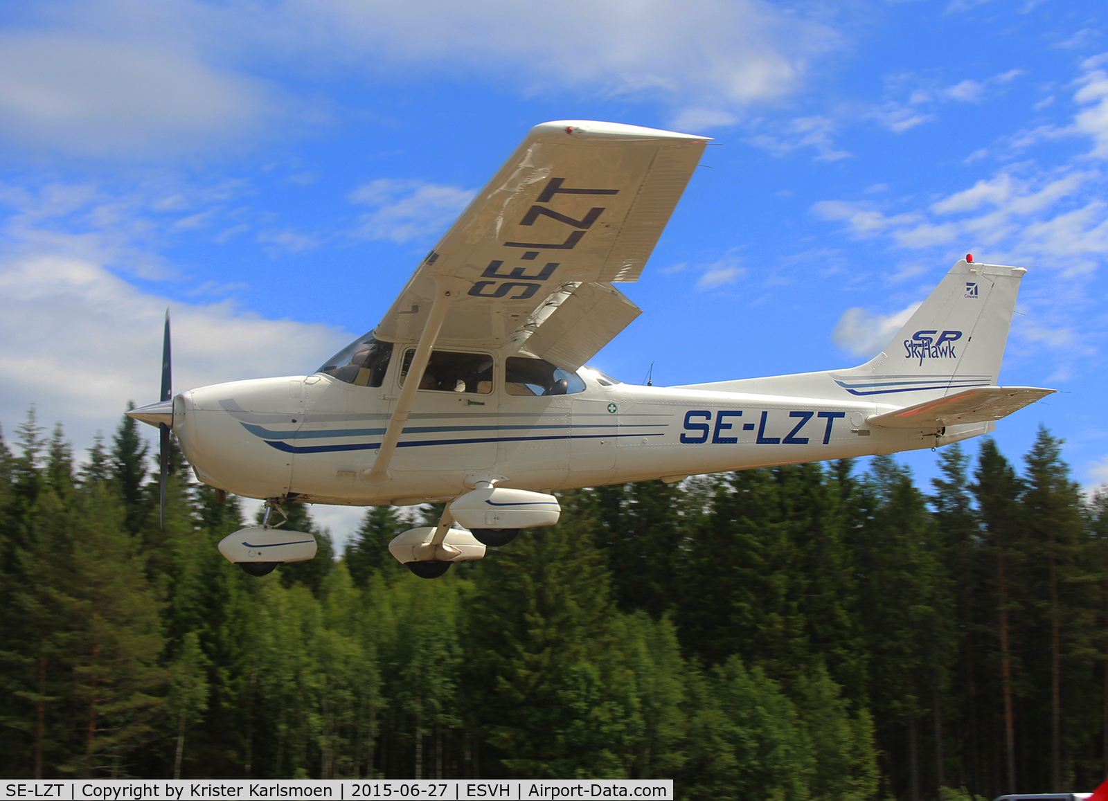 SE-LZT, 2003 Cessna 172S SP C/N 172S9298, Arrives at the fly-in.