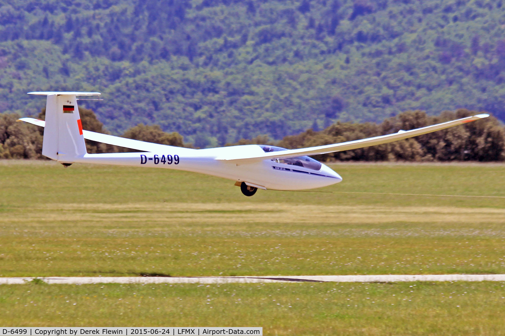 D-6499, Schleicher ASW 20CL C/N 20735, ASW20, seen departing on aerotow.