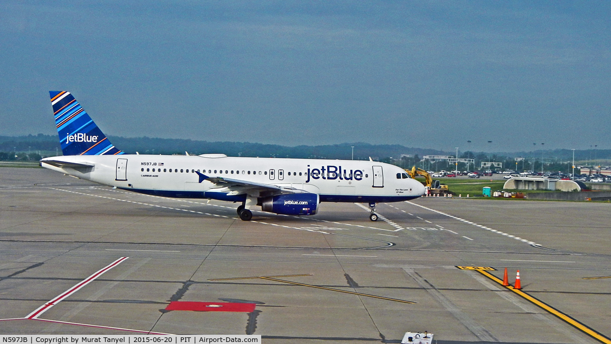 N597JB, 2004 Airbus A320-232 C/N 2307, Taxiing at Pittsburgh International.